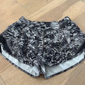 Lululemon black/white snakeskin print Hotty Hot mesh shorts 2.5”